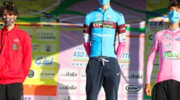 Ladispoli rivoluziona le categorie junior Il Giro d’Italia di ciclocross continua a cambiare di continuo scenario fra gli junior, a testimonianza di un certo livellamento dei valori. A Ladispoli (RM), nella tappa allestita dal Team Bike Terenzi insieme all’Asd Romano Scotti che cura l’organizzazione generale del circuito, si è avuto un vincitore diverso rispetto a quelli delle tappe precedenti. A trionfare sul veloce percorso del litorale laziale è stato Bryan Olivo (DP66 Giant SMP), tornato all’attività sui prati dopo aver affrontato nella settimana precedente la gara di categoria dei Mondiali di Mtb a Leogang (AUT). Pur essendo la prova di Ladispoli in contemporanea con un’altra gara titolata di Mtb, gli Europei, Olivo ha optato per il Giro d’Italia e la sua scelta è stata premiata dalla vittoria, davanti al vincitore di Jesolo Eros Cancedda (Gs Sorgente Bradipozzo) e al pugliese Vittorio Carrer (Team Bike Terenzi), curiosamente ancora a secco di vittorie parziali ma salito in cima alla classifica del circuito a testimonianza della sua costanza di rendimento. Questo non fa altro che accrescere l’interesse per l’evoluzione della challenge di categoria, quanto mai incerta e seguita con grande attenzione dal Ct azzurro Fausto Scotti chiamato di qui a poco a diramare le convocazioni per gli Europei. Cambia proprietaria anche la classifica delle pari età (che a differenza degli uomini gareggiano insieme alle categorie assolute più grandi): decisiva la prima piazza a Ladispoli per Alice Papo (DP66 Giant SMP) che è riuscita a chiudere settima assoluta. Ingresso nella Top 10 anche per Lisa Canciani, sua compagna di squadra, terza di categoria Margherita Beatrice Oggero (Elba Bike). Anche qui comunque la parola fine alla sfida per la maglia rosa è ancora lungi dall’essere pronunciata. Bryan Olivo, Eros Cancedda, Vittorio Carrer, Giro d’Italia Ciclocross 2020, Ladispoli