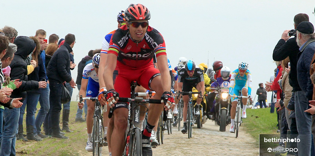 Alessandro Ballan in azione alla Parigi-Roubaix, guanti