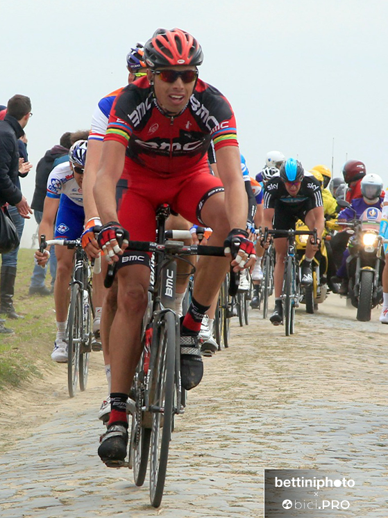 Alessandro Ballan in azione alla Parigi-Roubaix, guanti