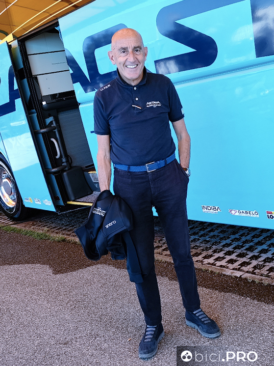 Il dottore dell'Astana-Qazaqstan, Emilio Magni...
