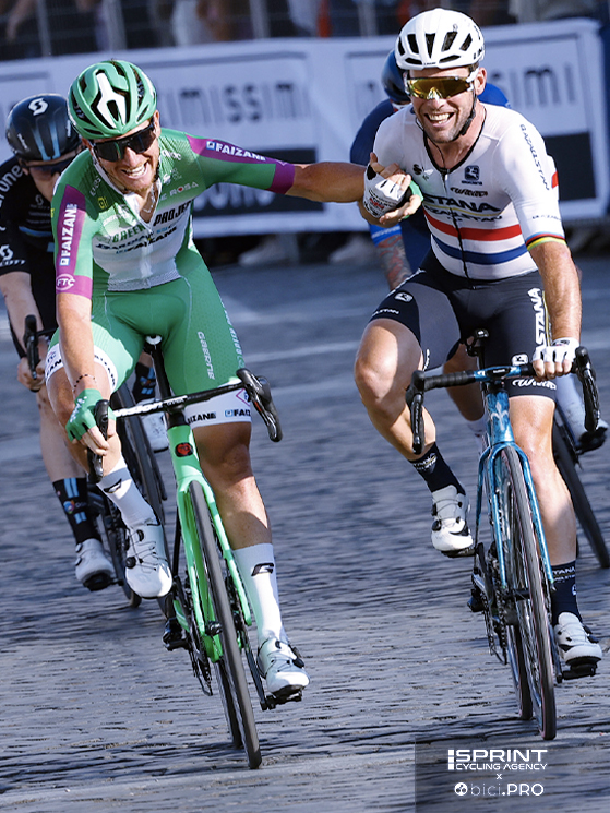 Filippo Fiorelli e MArk Cavendish sul traguardo di Roma al Giro d'Italia del 2023