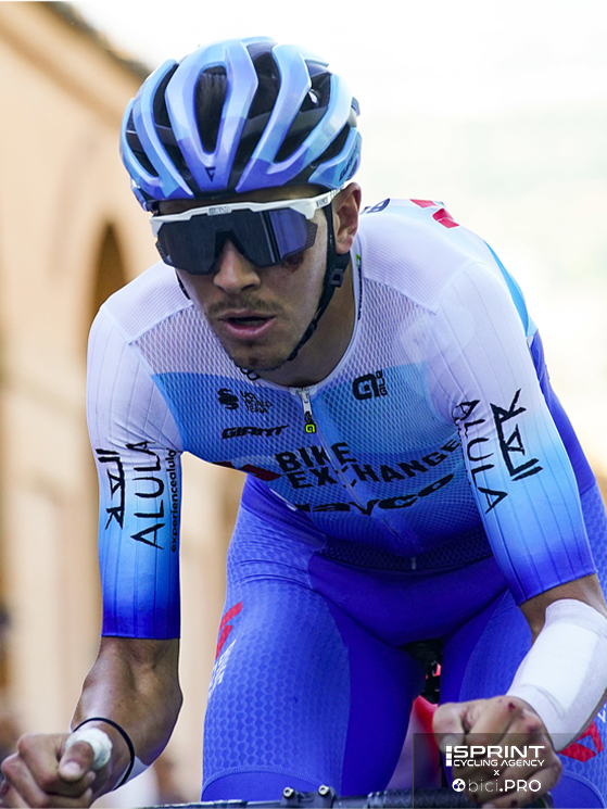 Giro dell'Emilia 2022, i segni della caduta dell'Agostoni sono ancora visibili e lasceranno problemi a lungo