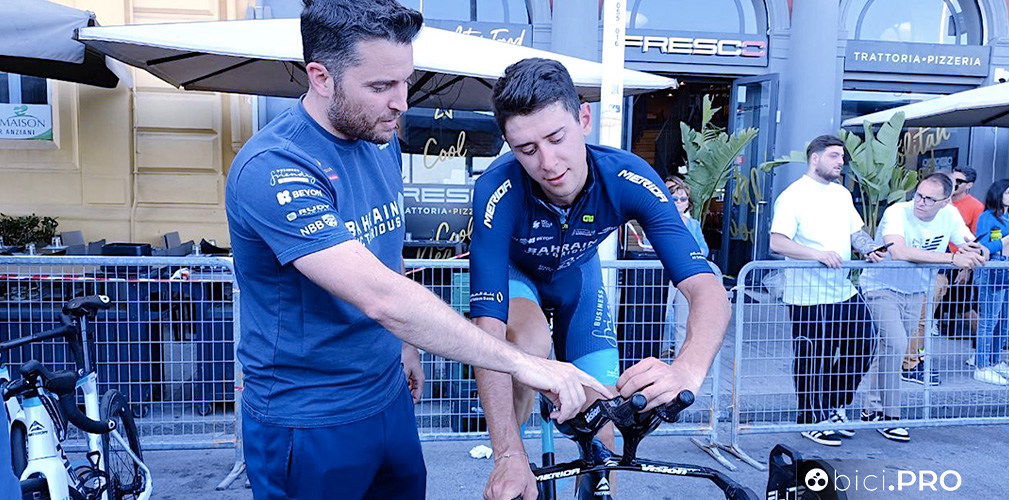 Гонщик Тибери на велотренажере после хроно на Джиро 2024