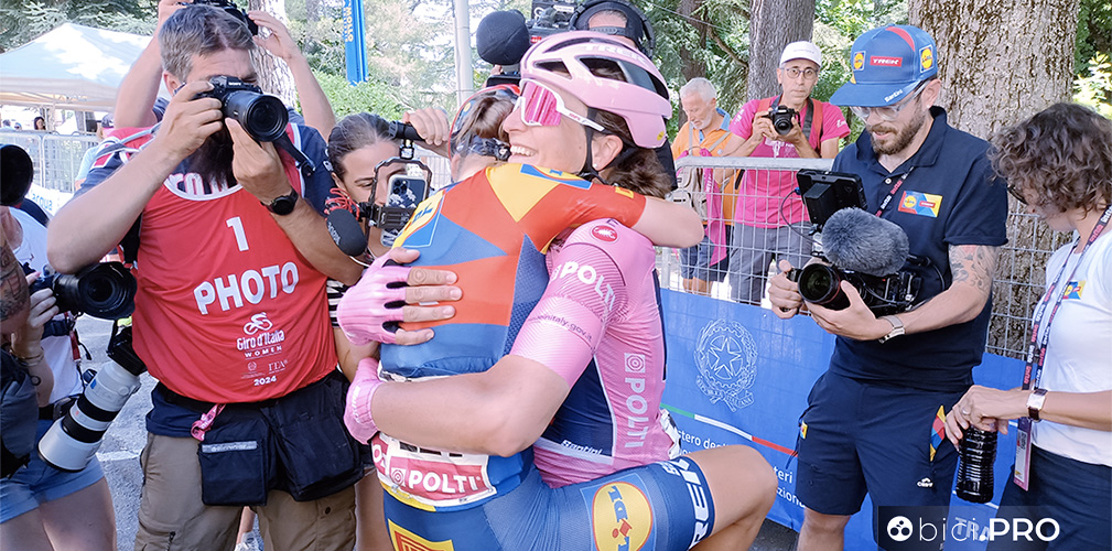Giro Women del 2024, Elisa Longo Borghini ha vinto la maglia rosa, Gaia Realini l'ha aiutata e le salta in braccio