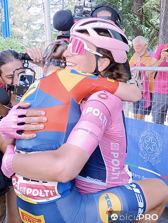 Giro Women del 2024, Elisa Longo Borghini ha vinto la maglia rosa, Gaia Realini l'ha aiutata e le salta in braccio