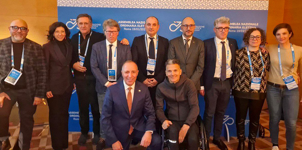 Gianni Vietri e Stefano Bandolin (terzi e quarto in piedi da destra) subito dopo la rielezione di Dagnoni alla presidenza FCI