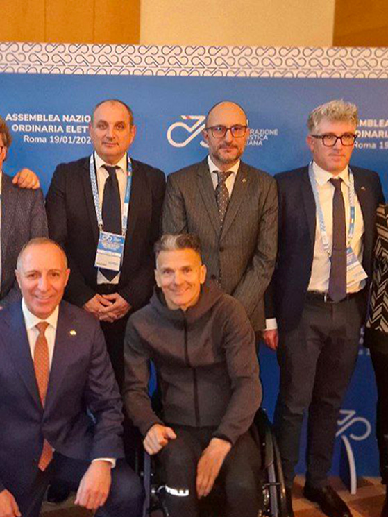 Gianni Vietri e Stefano Bandolin (primo e secondo in piedi da destra) subito dopo la rielezione di Dagnoni alla presidenza FCI