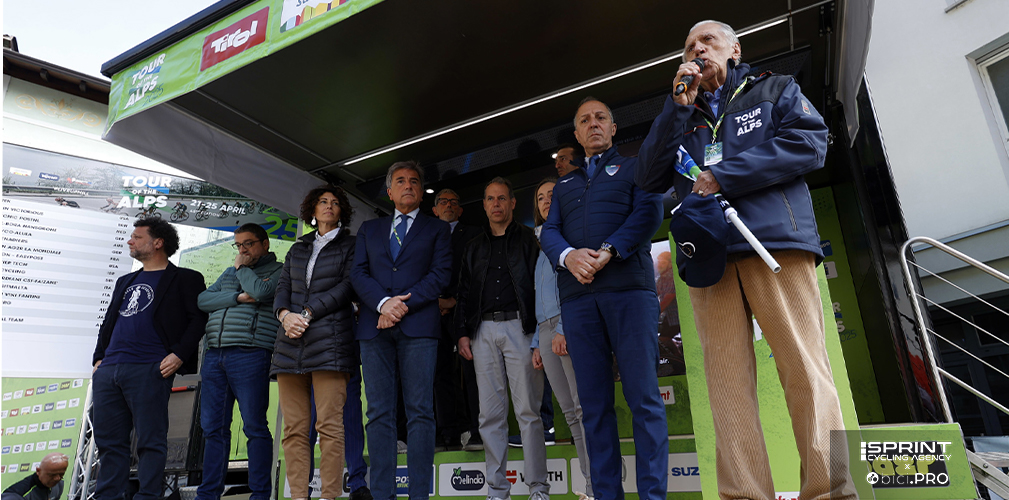I presidenti Dagnoni e Pella al Tour of the Alps, durante la commemorazione di Sara Piffer da parte di Giacomo Santini