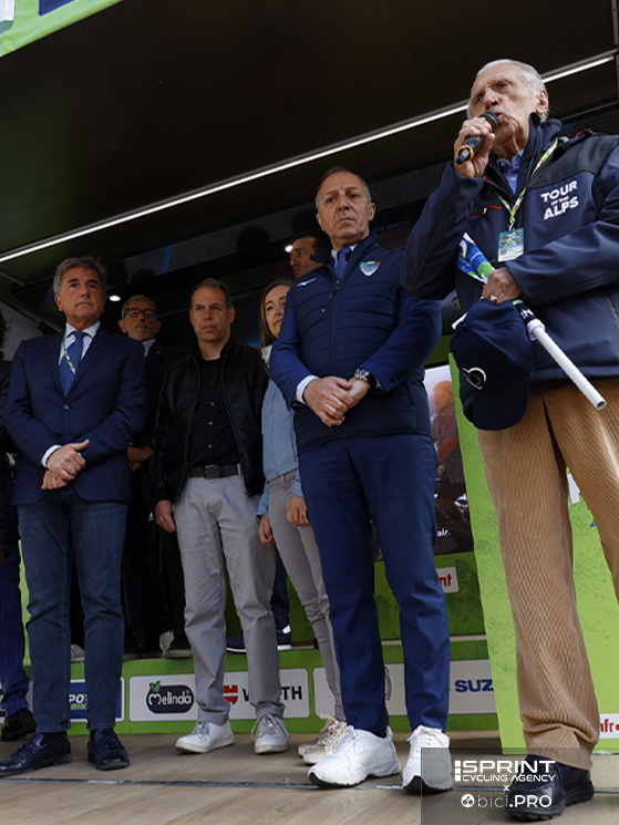 I presidenti Dagnoni e Pella al Tour of the Alps, durante la commemorazione di Sara Piffer da parte di Giacomo Santini