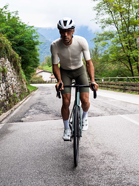 La leggerezza è uno dei tanti plus della nuova Specialized Aethos II (foto Specialized)