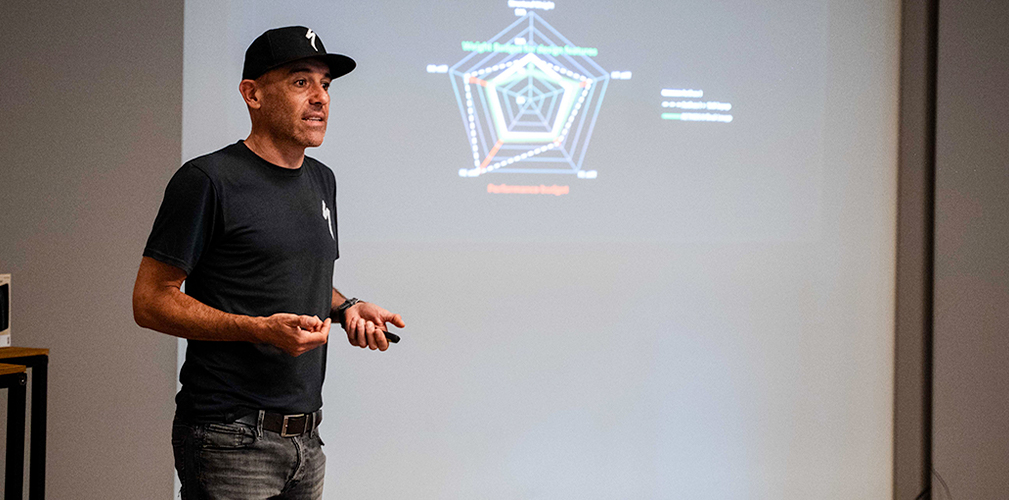 La leggerezza è uno dei tanti plus della nuova Specialized Aethos II (foto Specialized)