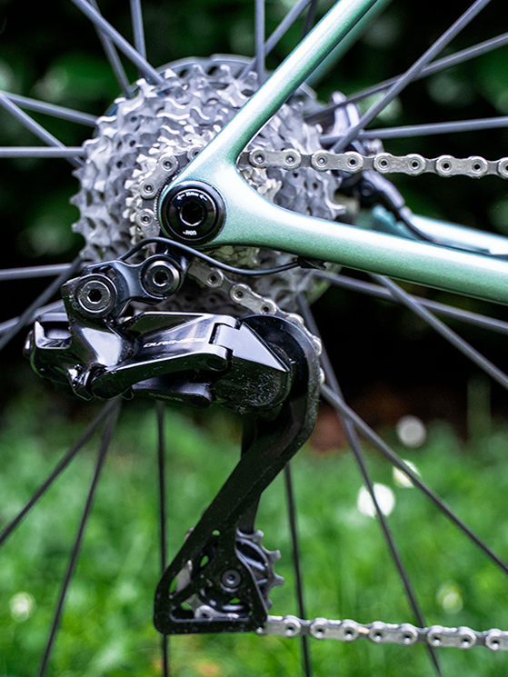 La leggerezza è uno dei tanti plus della nuova Specialized Aethos II (foto Specialized)