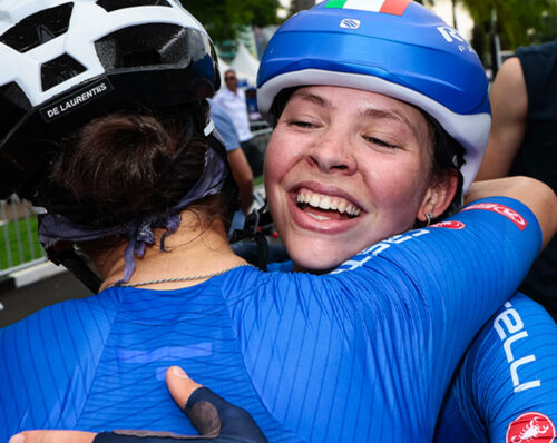 Campionati del mondo, Kigali 2025, prova su strada donne junior, Chantal Pegolo, Giad Silo, abbraccio dopo l'arrivo