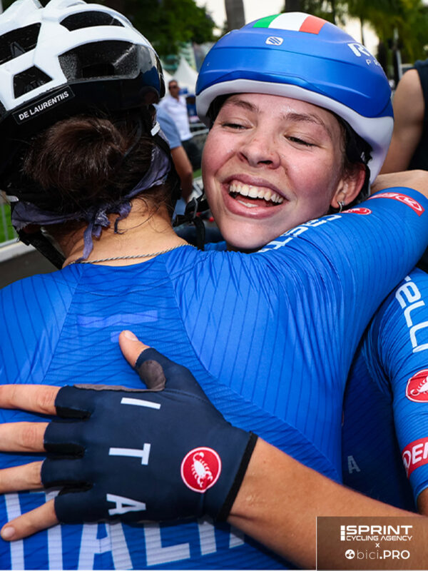 Campionati del mondo, Kigali 2025, prova su strada donne junior, Chantal Pegolo, Giad Silo, abbraccio dopo l'arrivo