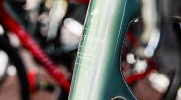 La leggerezza è uno dei tanti plus della nuova Specialized Aethos II (foto Specialized)