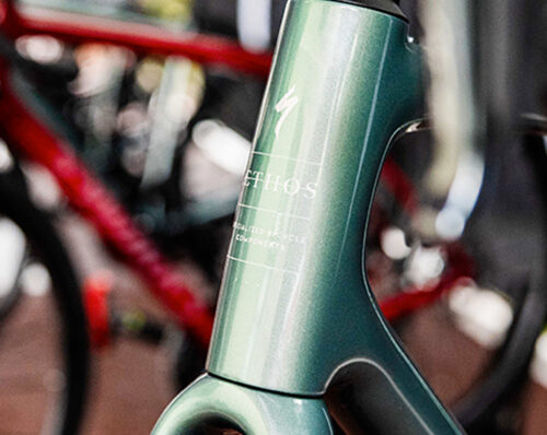 La leggerezza è uno dei tanti plus della nuova Specialized Aethos II (foto Specialized)