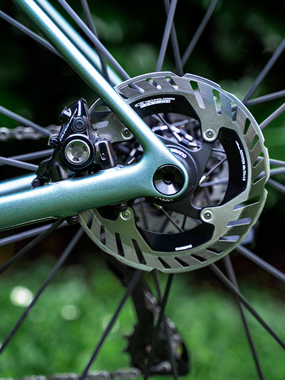 La leggerezza è uno dei tanti plus della nuova Specialized Aethos II (foto Specialized)