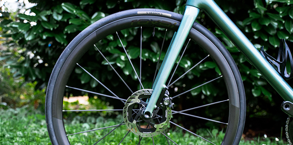 La leggerezza è uno dei tanti plus della nuova Specialized Aethos II (foto Specialized)