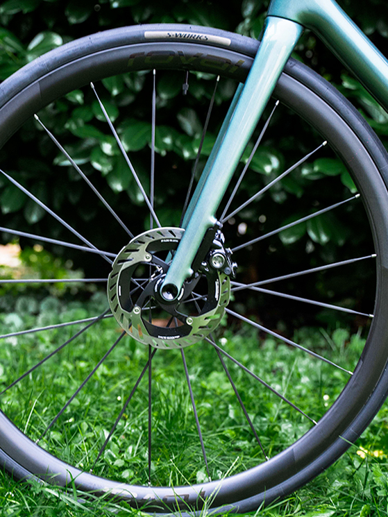 La leggerezza è uno dei tanti plus della nuova Specialized Aethos II (foto Specialized)