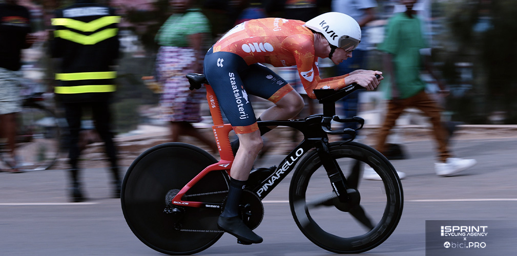 Tymen Arensman impegnato nella crono iridata, chiusa al 9° posto a 3'39" da Evenepoel, Rwanda