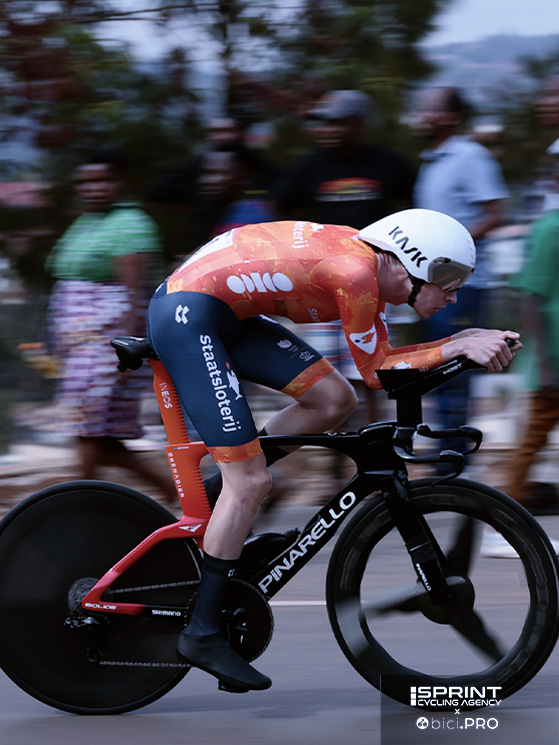 Tymen Arensman impegnato nella crono iridata, chiusa al 9° posto a 3'39" da Evenepoel, Rwanda 2025