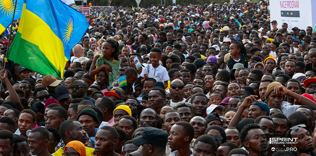 Campionati del mondo Kigali 2025 strada professionisti, folla, colore sotto al palco