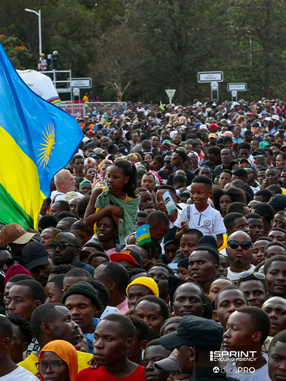 Campionati del mondo Kigali 2025 strada professionisti, folla, colore sotto al palco