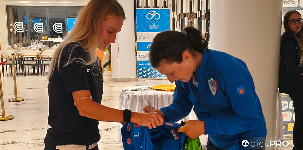 Campionati del mondo, Kigali 2025, Elisa Longo Borghini, Ursk Zigart si scambiano la maglia nello stesso hotel