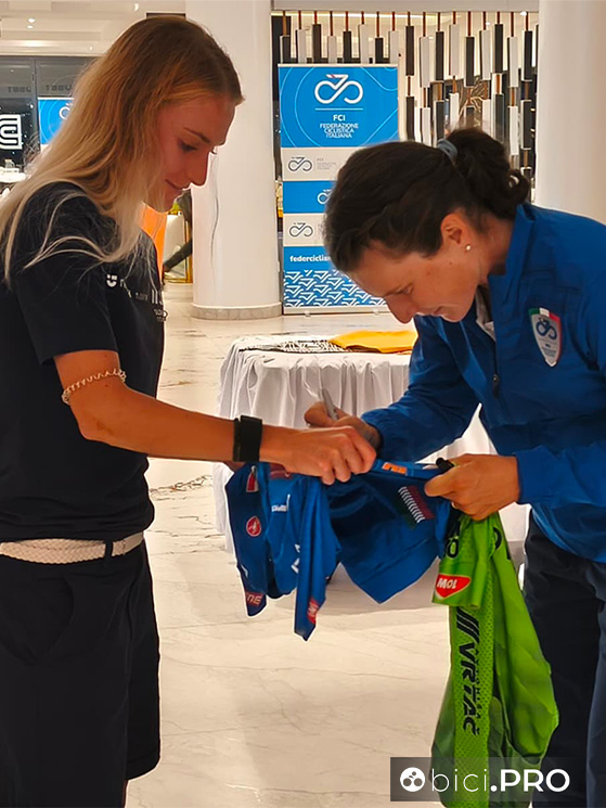 Campionati del mondo, Kigali 2025, Elisa Longo Borghini, Ursk Zigart si scambiano la maglia nello stesso hotel