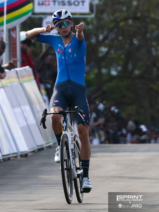 Campionati del mondo, Kigali 2025, prova in linea U23, Lorenzo Finn fa il gesto dell'arco sul traguardo