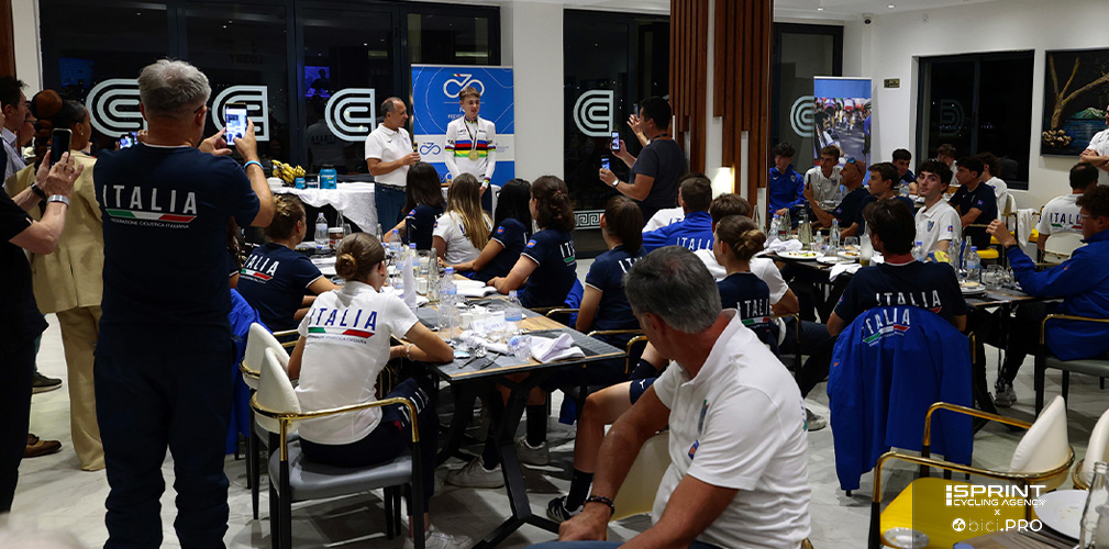 Campionati del mondo, Kigali 2025, festa e brindisi in hotel per la vittoria di Lorenzo Finn