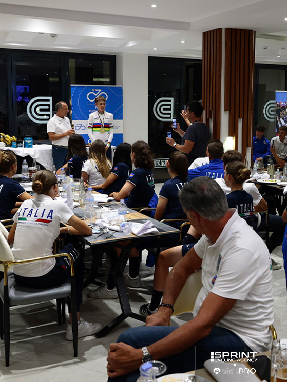 Campionati del mondo, Kigali 2025, festa e brindisi in hotel per la vittoria di Lorenzo Finn