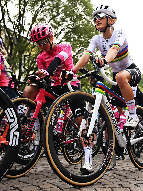 La Borghesi insieme all'iridata Vallieres, alla partenza della Tre Valli, ultima gara nello stesso team