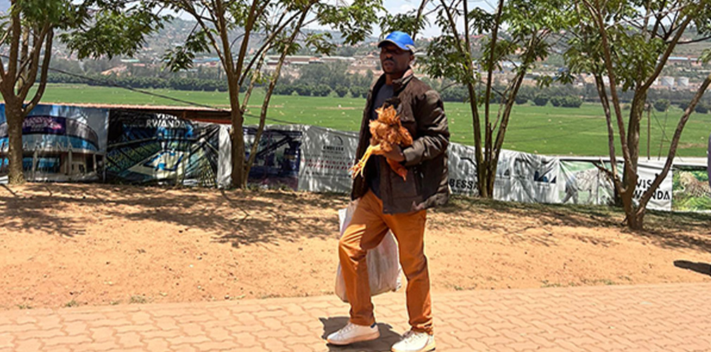 Tanti incontri duranti le ricognizioni in bici. Alcuni originali, altri insegnano valori da non sottovalutare