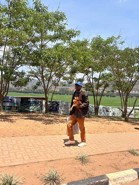 Tanti incontri duranti le ricognizioni in bici. Alcuni originali, altri insegnano valori da non sottovalutare