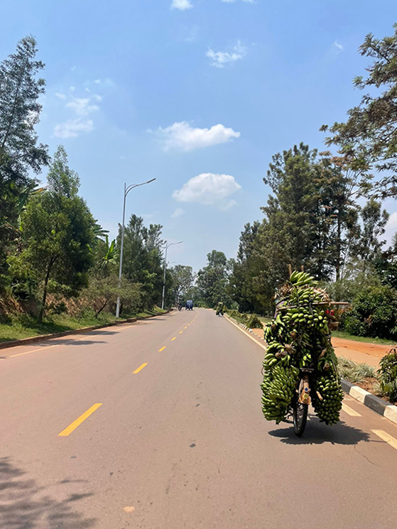 Durante gli allenamenti, Ciabocco e le altre azzurre si sono spesso imbattute con persone che usano la bici per lavoro
