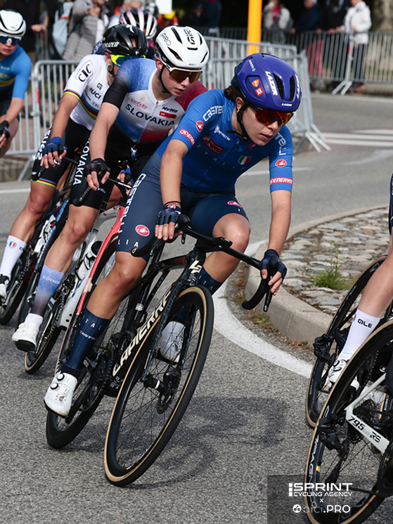 Dopo 20 km Ciabocco ha rischiato di chiudere la gara per un problema meccanico. Venturelli la riporterà in gruppo