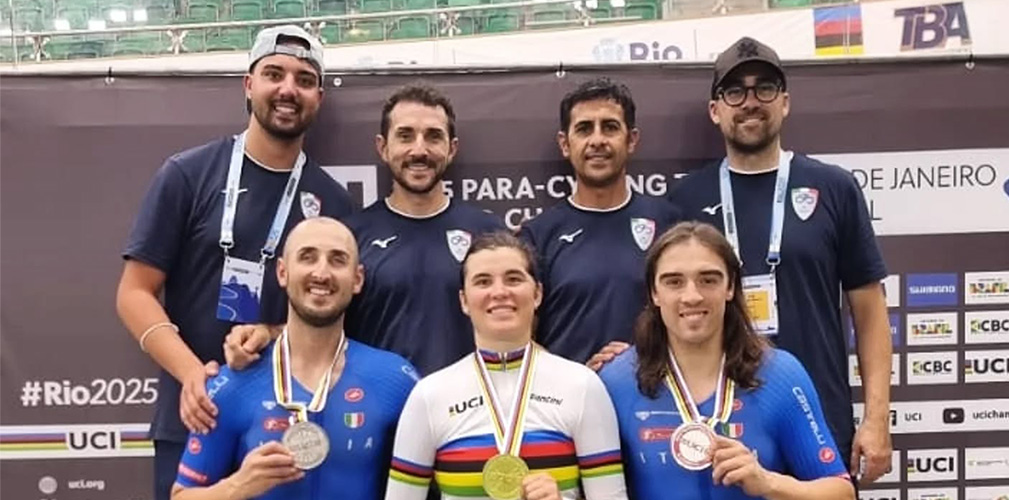 La bergamasca con Bernard e Totò, argento nell'inseguimento, dietro lo staff azzurro (foto Federciclismo)