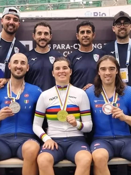 La bergamasca con Bernard e Totò, argento nell'inseguimento, dietro lo staff azzurro (foto Federciclismo)