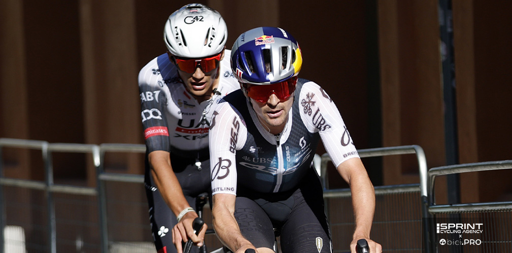 Pidcock fa il vuoto sul San Luca, ma nell'ultimo chilometro Del Toro si riporta su di lui battendolo allo sprint