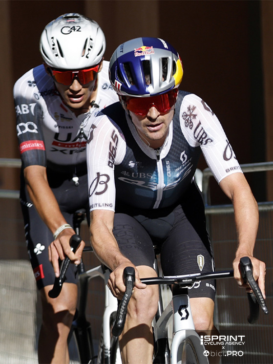 Pidcock fa il vuoto sul San Luca, ma nell'ultimo chilometro Del Toro si riporta su di lui battendolo allo sprint