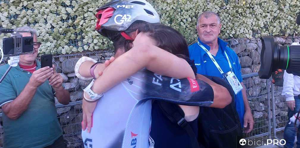 Del Toro abbraccia la fidanzata Romina Hinojosa (che corre con la Lotto Ladies). La vittoria è dedicata a lei