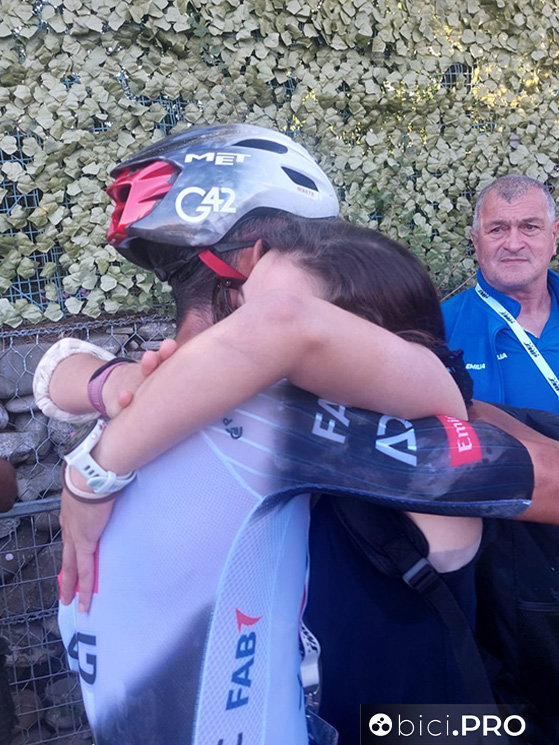 Del Toro abbraccia la fidanzata Romina Hinojosa (che corre con la Lotto Ladies). La vittoria è dedicata a lei
