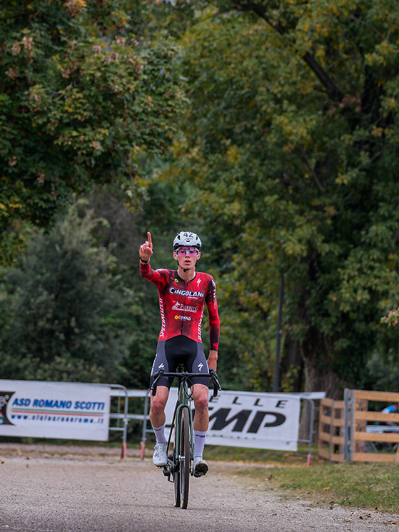 L'arrivo vittorioso di Grigolini, con 13" su Tommaso Cingolani e 18" su Dell'Oglio (foto Paletti)