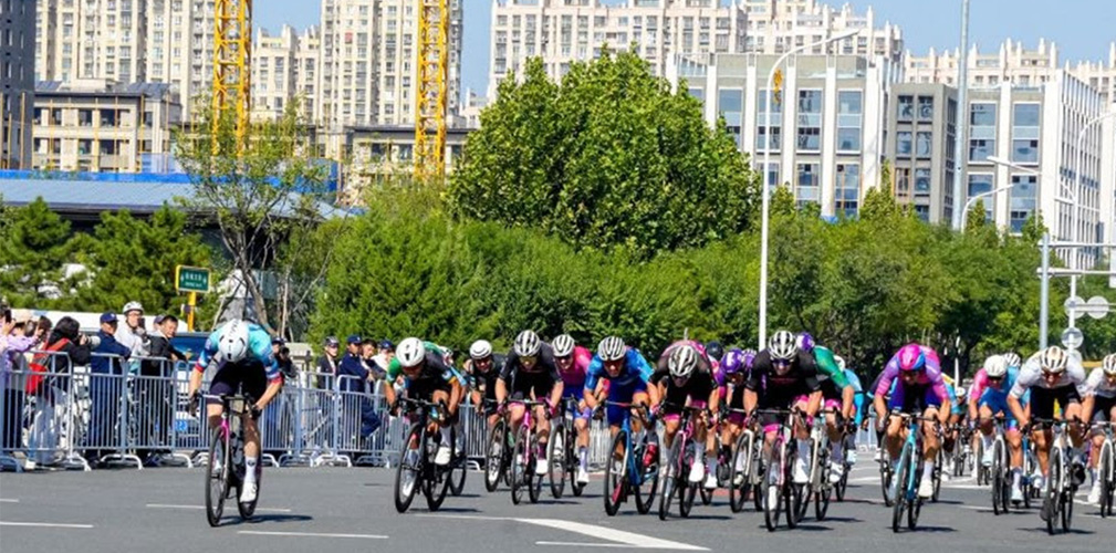 Un lunghissimo rettilineo verso l'arrivo, con il bergamasco uscito fuori presto risalendo dalla quarta piazza (foto UCI)