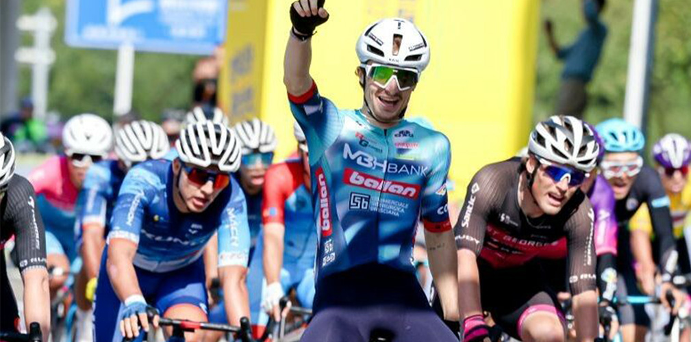 La volata vittoriosa di Samuel Quaranta, primo sul filippino Francisco e il neozelandese Fitzsimons (foto UCI)