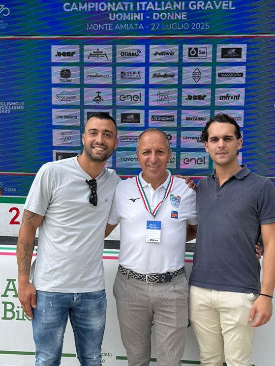Gianmarco e Matteo insieme al presidente federale Dagnoni, anche lui interessato all'Associazione