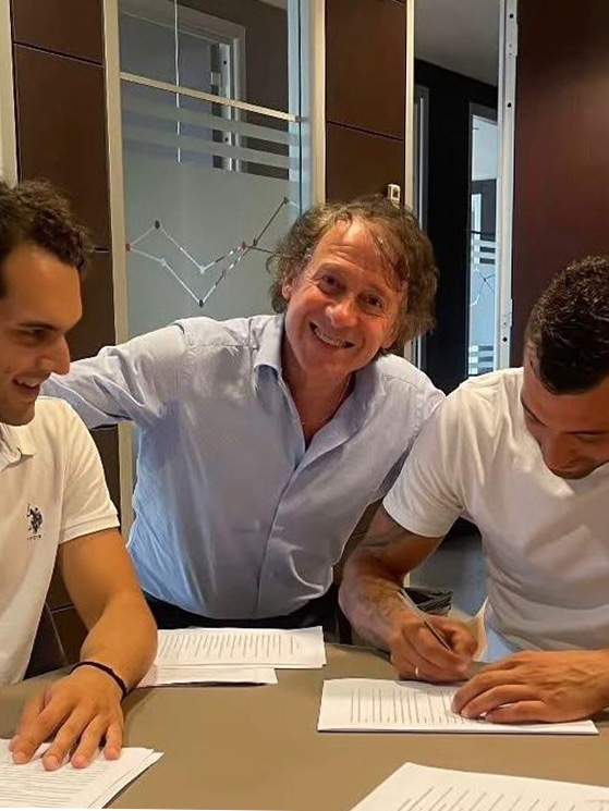 Il momento della firma costitutiva dell'Associazione, alla presenza dell'avvocato Sauro Trinci