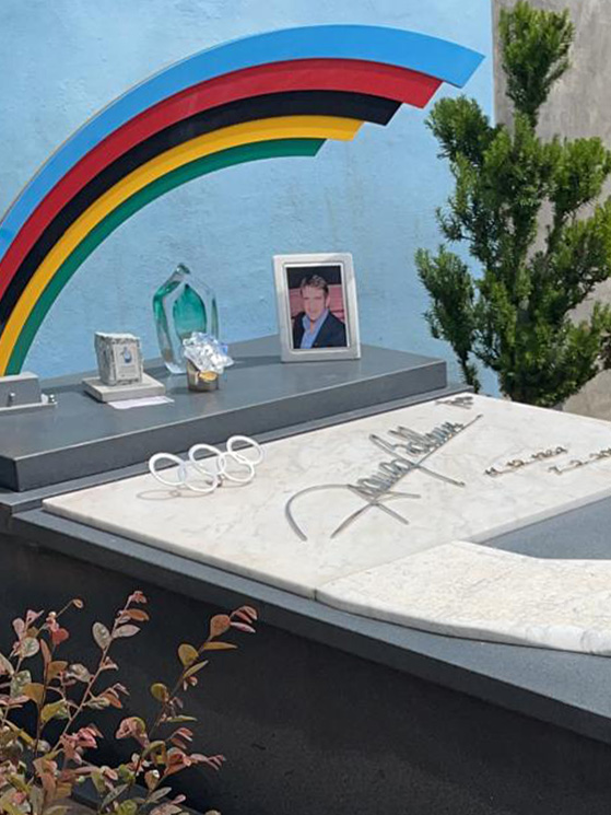 La tomba di Franco Ballerini, ogni anno visitata da tantissimi ciclisti rimasti legati al suo ricordo