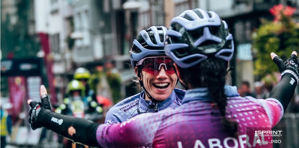 L'abbraccio con la Ostolaza, anche lei all'attacco ma frenata da una caduta e alla fine quinta